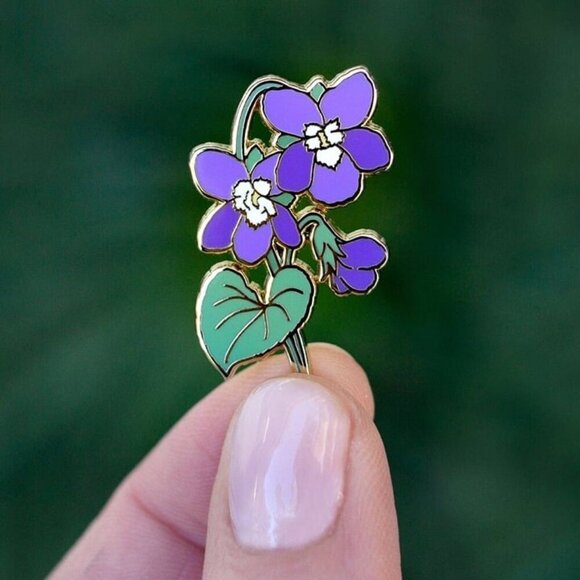 Violet Enamel Pin - February Birth Flower - Gold Plated Brooch - Nature Jewelry - Picture 3 of 3